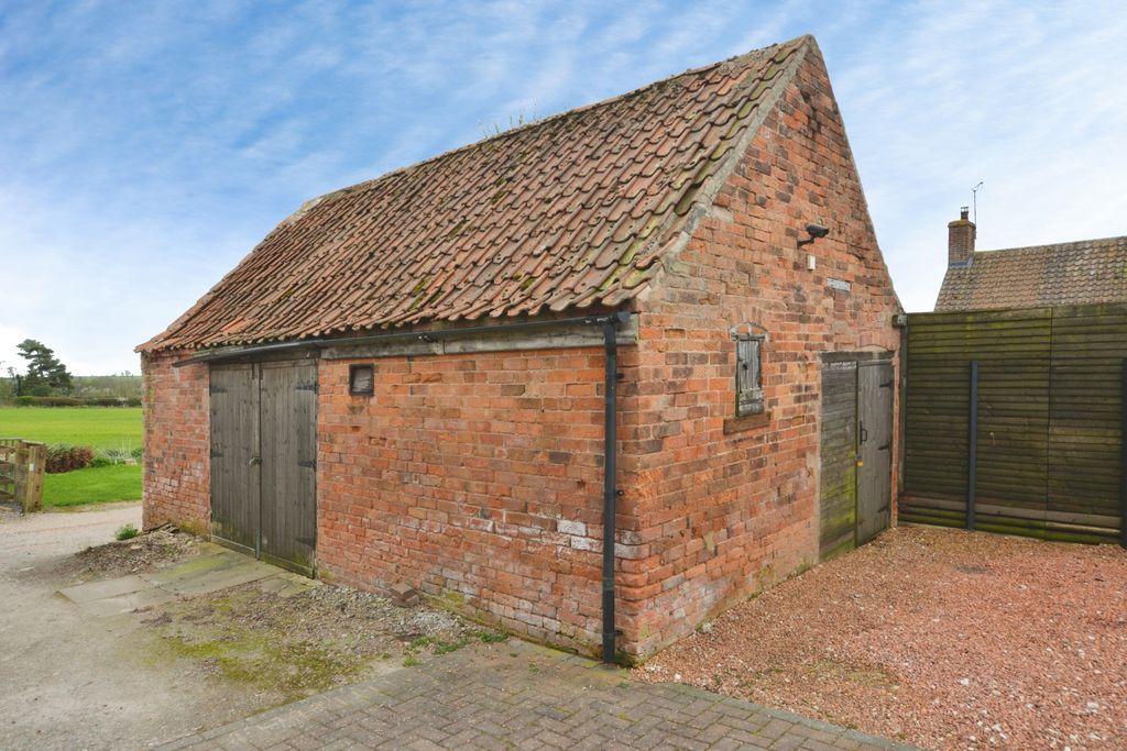 Property photo 2 of 16 Brick And Tiled Detached Building