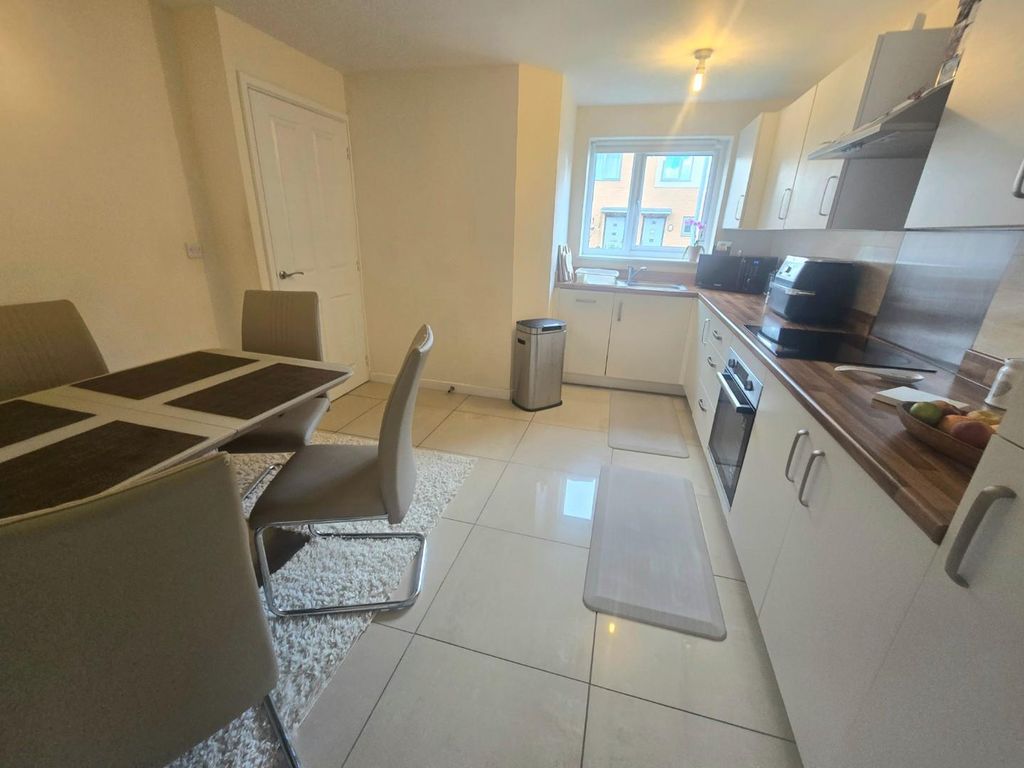 Property photo 3 of 14 Kitchen