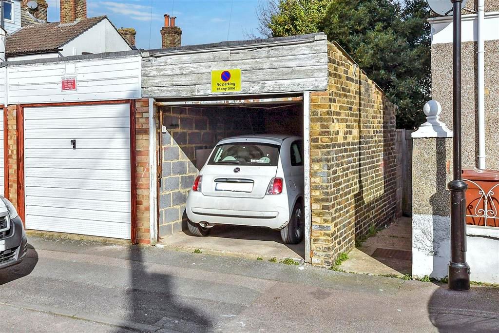 Property photo 1 of 13 Garage