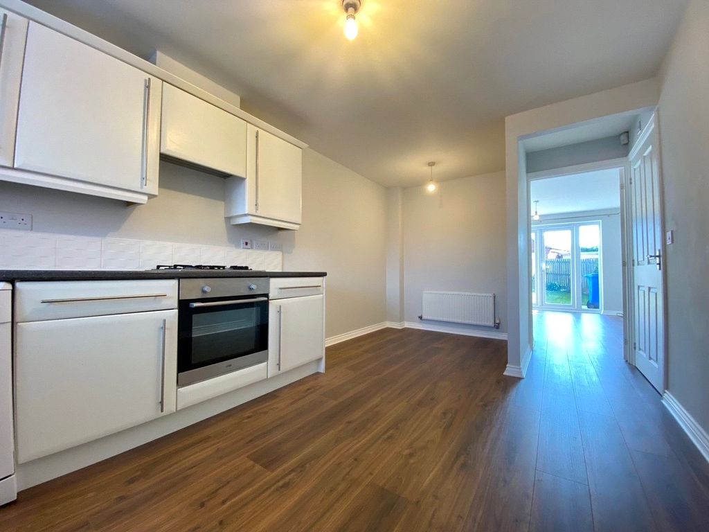 Property photo 3 of 10 Kitchen