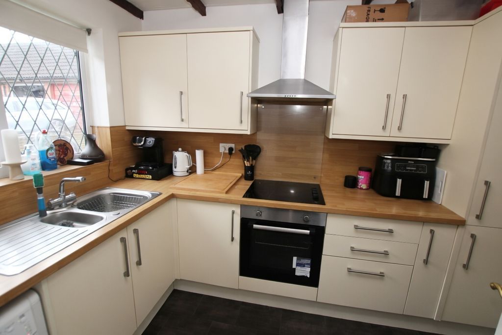 Property photo 3 of 9 Kitchen Photo 1