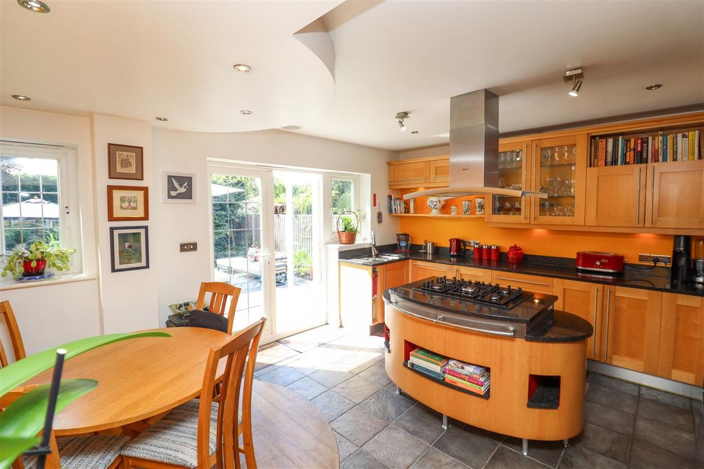 Property photo 3 of 25 Kitchen/Breakfast Room