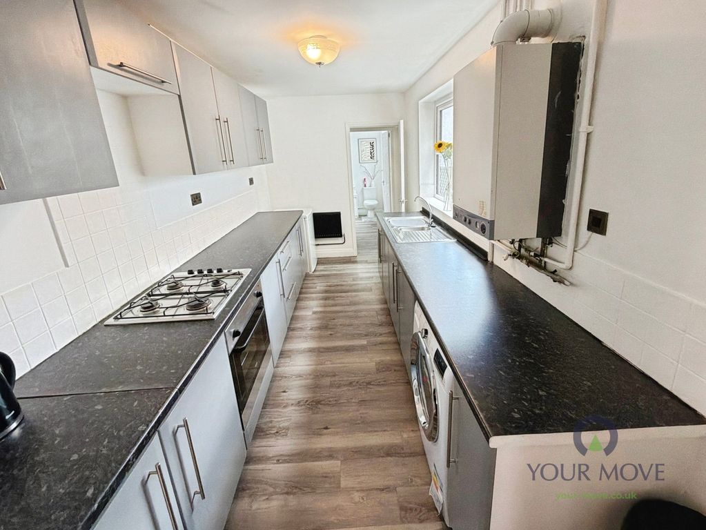 Property photo 3 of 11 Kitchen