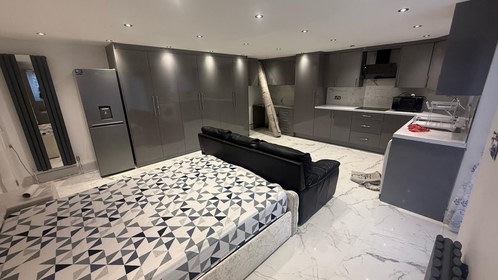 Property photo 1 of 2