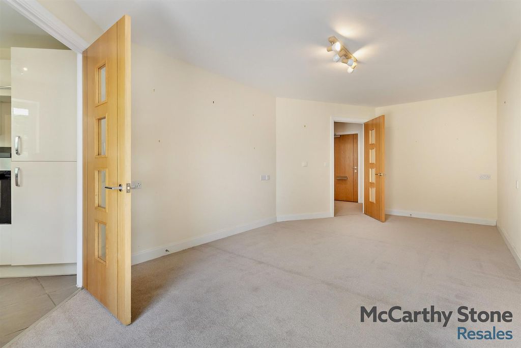 Property photo 3 of 23 8652577-Interior14-800.Jpg