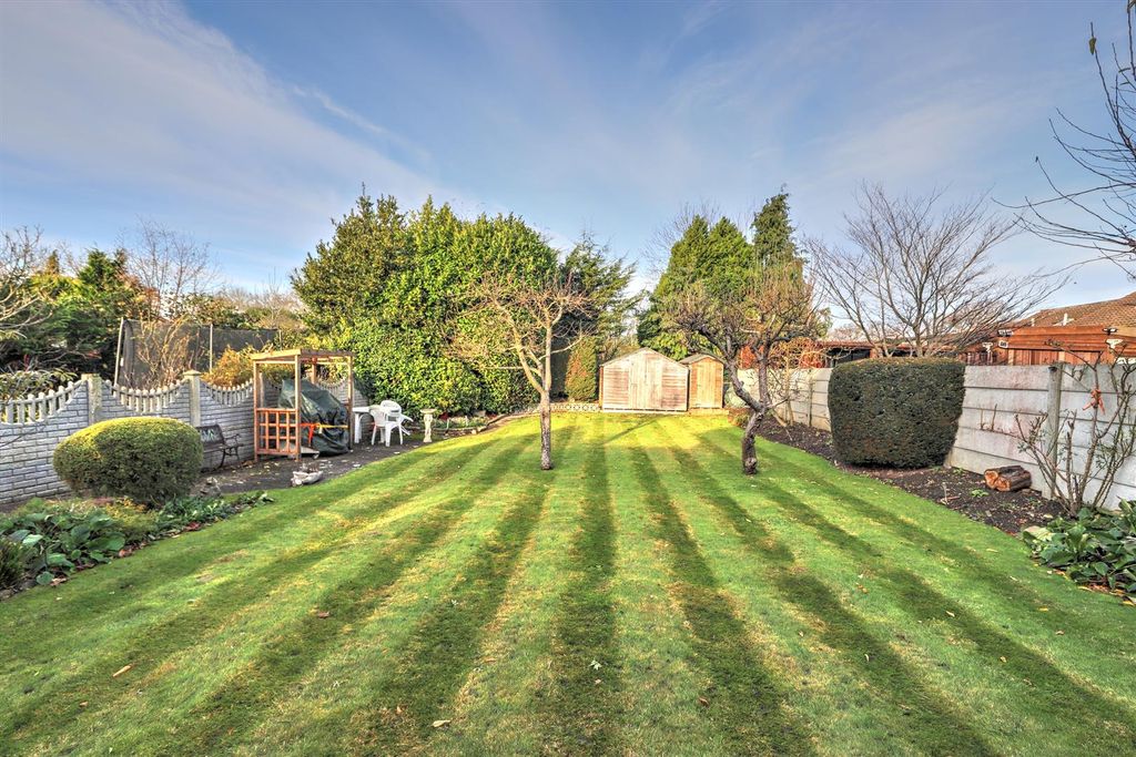 Property photo 2 of 16 Garden (2).Jpg