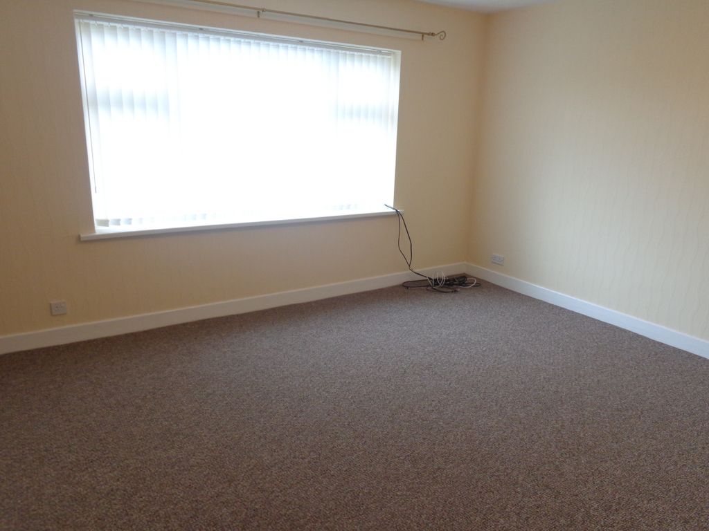 Property photo 3 of 6 Spacious Lounge