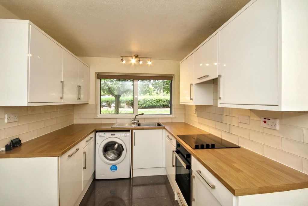 Property photo 2 of 6 Sherbourne Close - Kitchen.Jpg