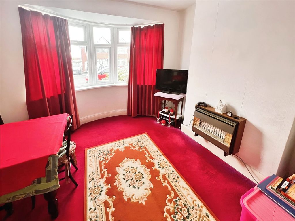 Property photo 3 of 14 Lounge