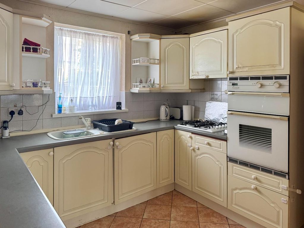 Property photo 3 of 10 Kitchen