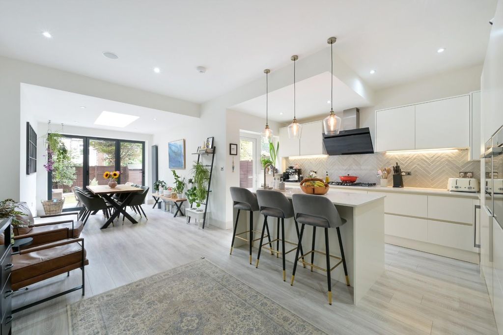 Property photo 2 of 20 St James Avenue