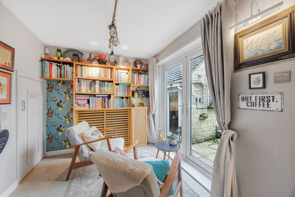 Property photo 3 of 23 Kitchen Sitting Area