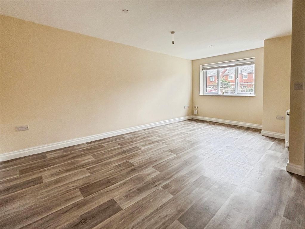 Property photo 3 of 18 Lounge V2
