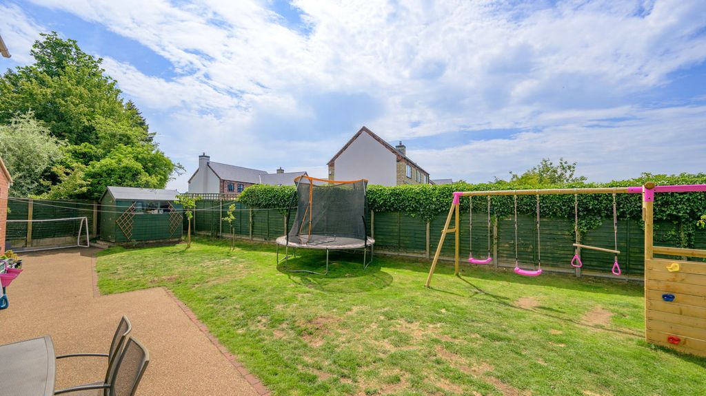 Property photo 2 of 32