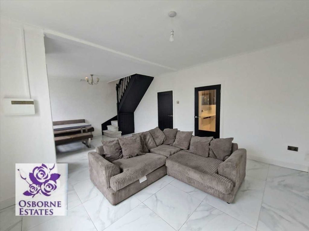 Property photo 3 of 13 Lounge