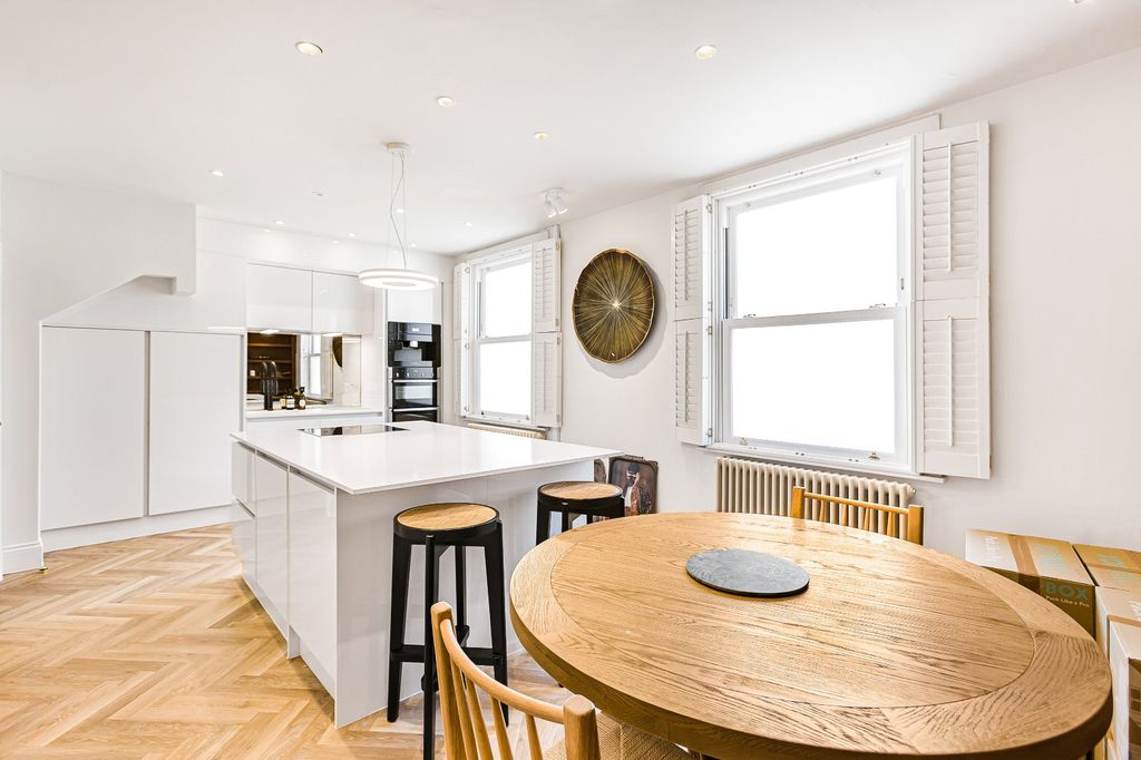 Property photo 3 of 25 Kitchen