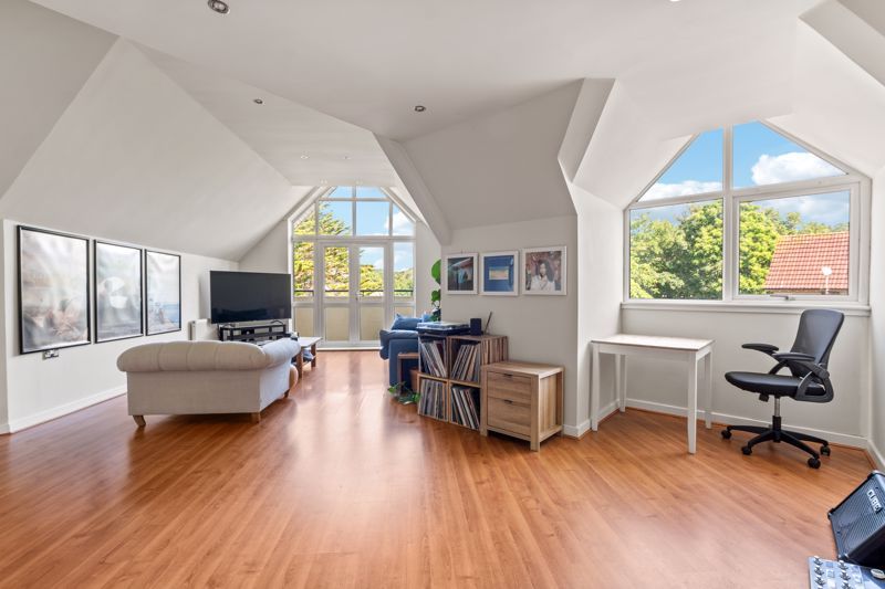 Property photo 1 of 17 Photo 6