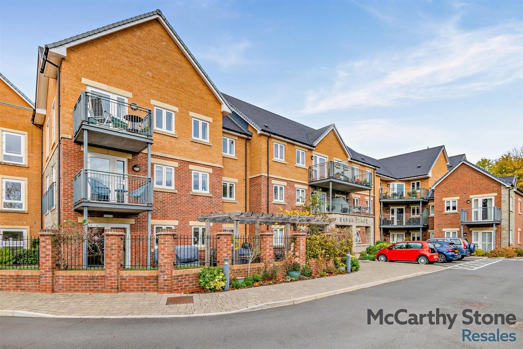 Property photo 1 of 20 Banks Place