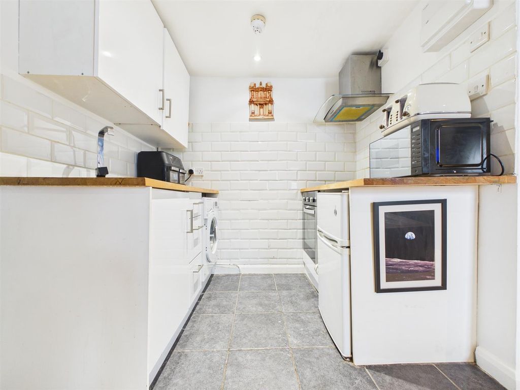 Property photo 2 of 9 Cam04311G0-Pr0112-Still006.Jpg