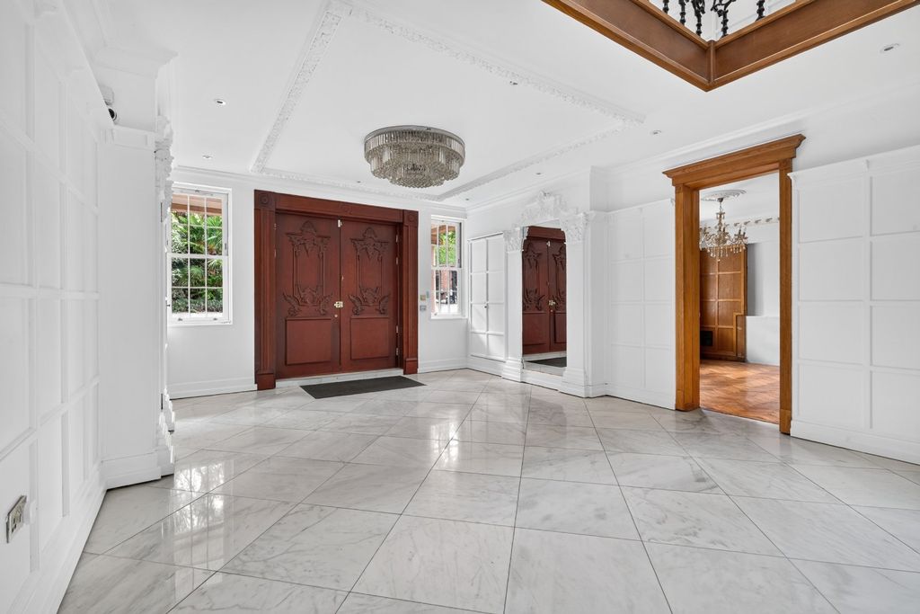 Property photo 3 of 31 Entrance Hall