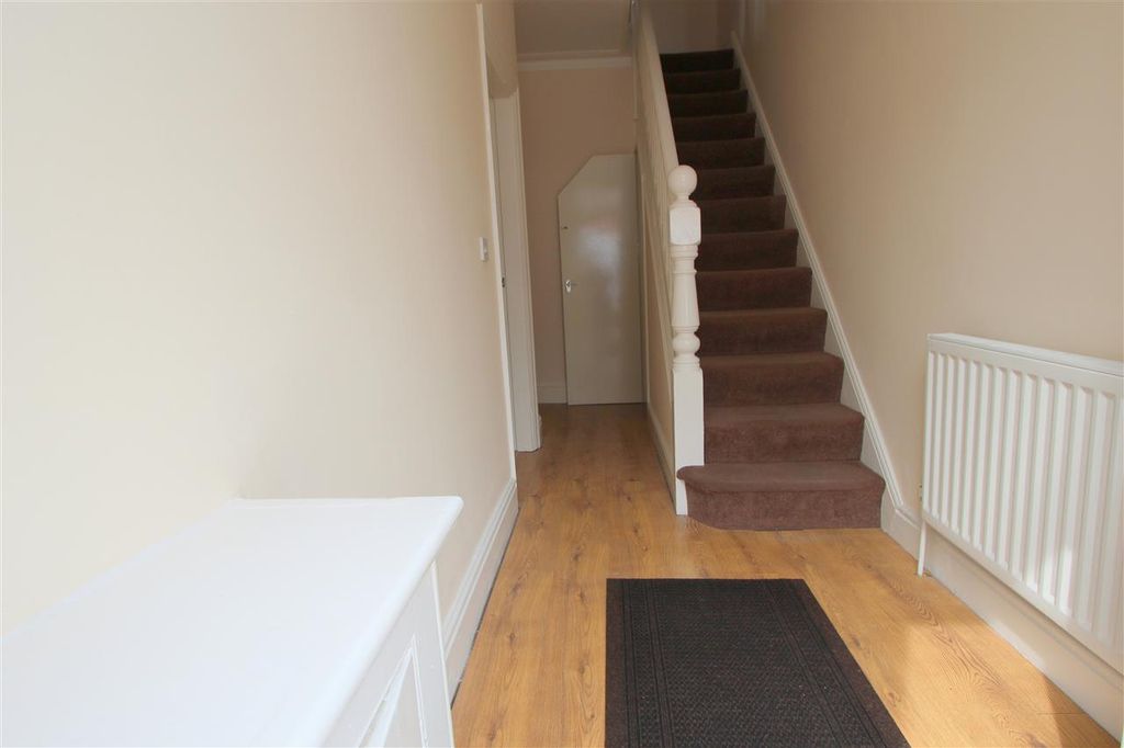 Property photo 2 of 11 Entrance Hall