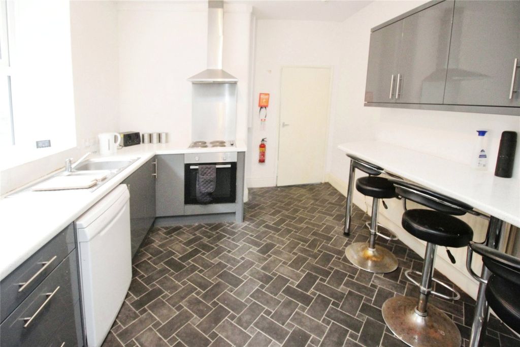 Property photo 3 of 14 Kitchen 1