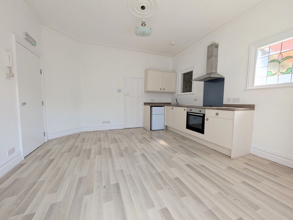 Property photo 1 of 10 1 Bed Garden Flat