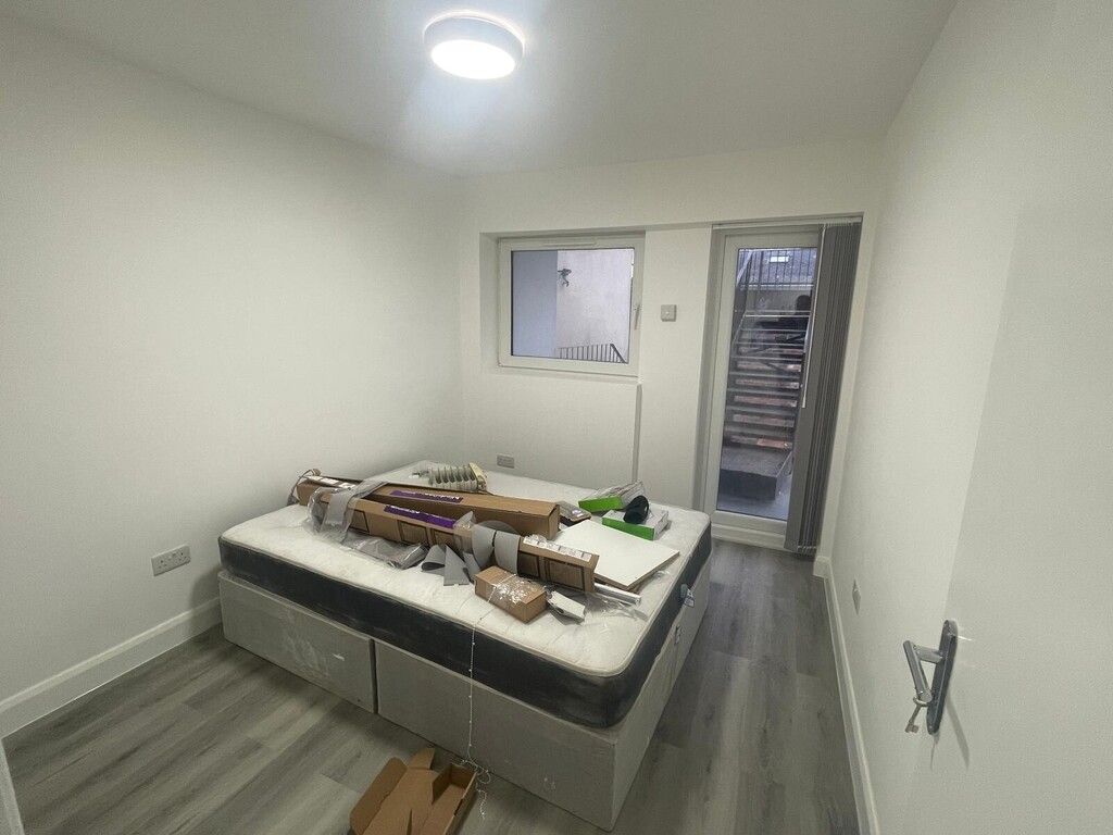 Property photo 2 of 6 Bedroom