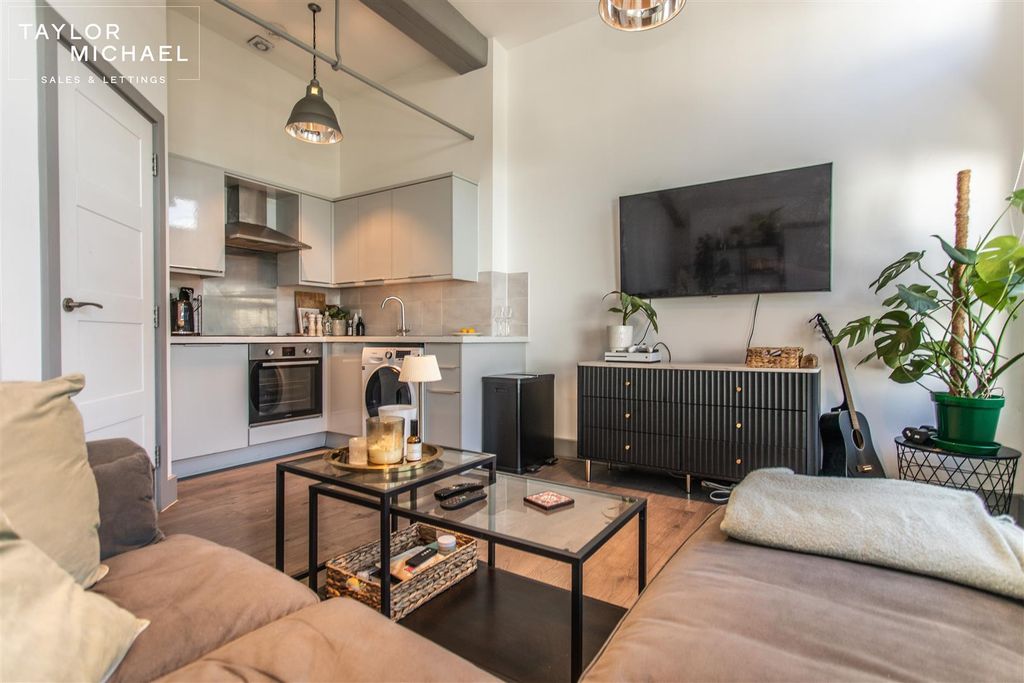 Property photo 1 of 16 Living Room / Kitchen