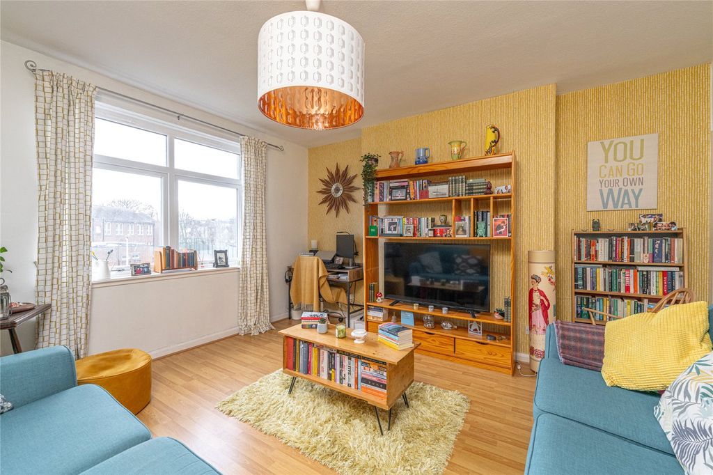 Property photo 3 of 19 Lounge Alt