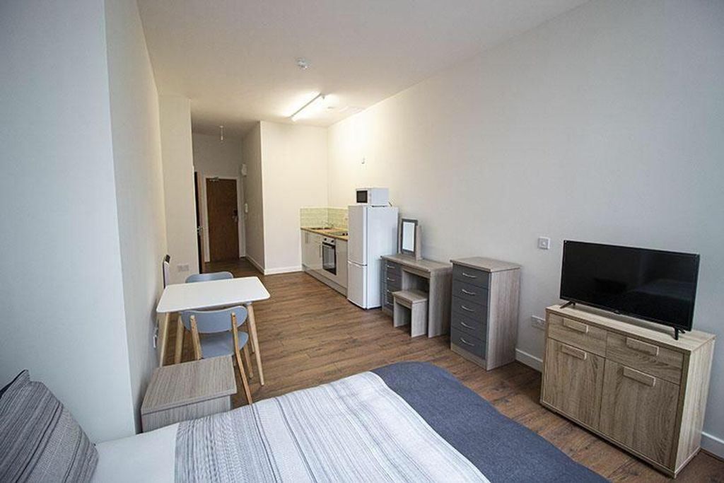 Property photo 2 of 6 A Cozy Double Bedroom Featuring A Comfortable Bed,...