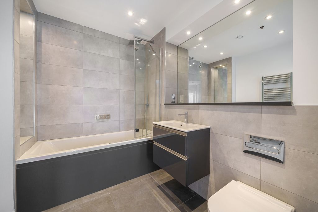 Property photo 2 of 9 Braeburn Bathroom