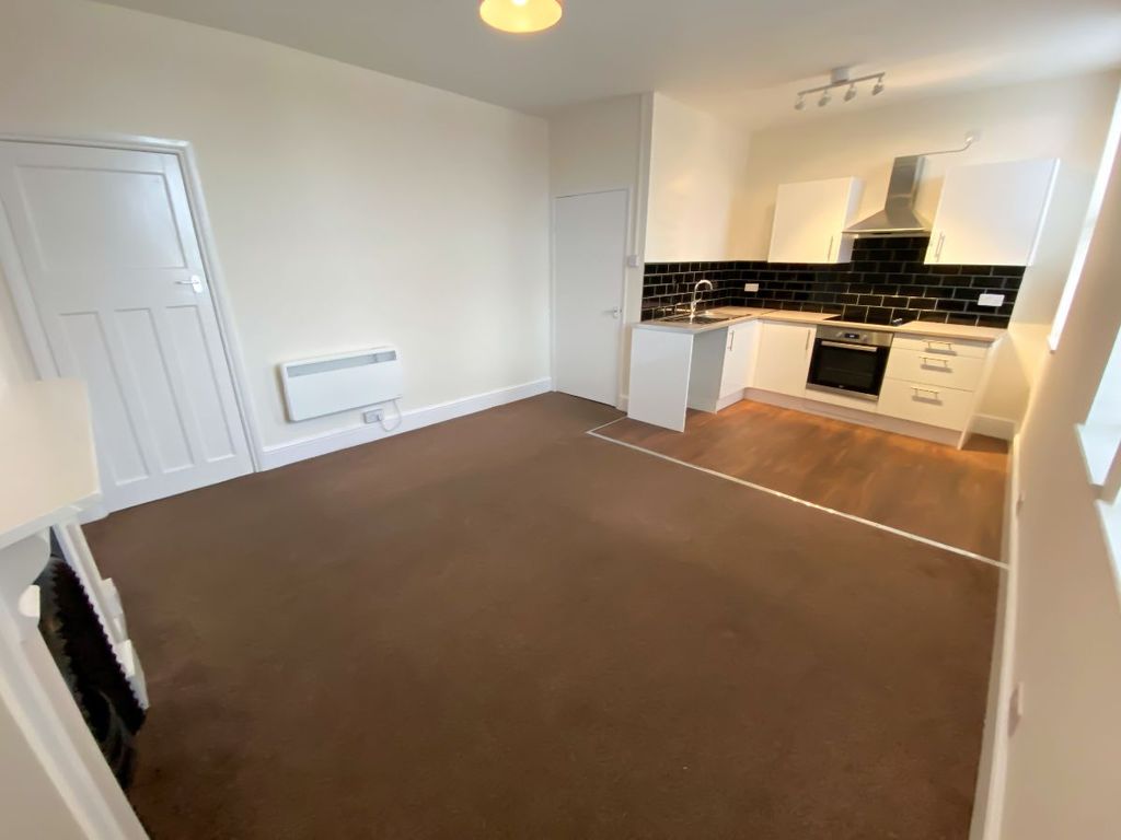 Property photo 2 of 8 Living Room/Kitchen