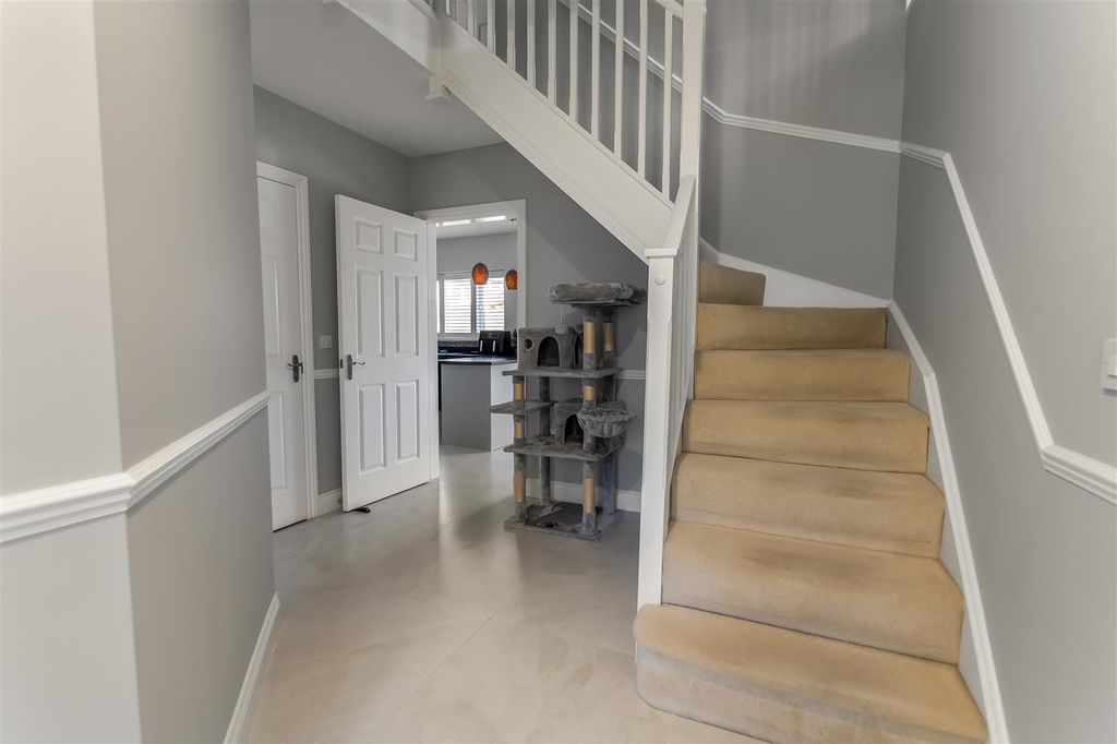 Property photo 3 of 19 Entrance Hallway