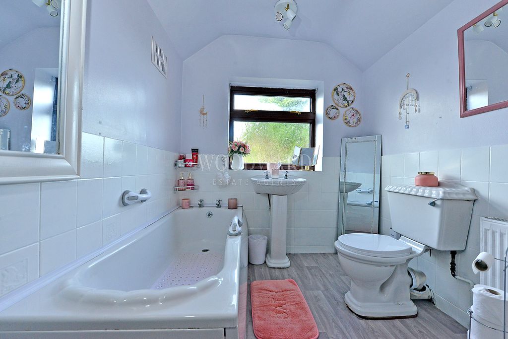 Property photo 3 of 12 Bathroom/WC