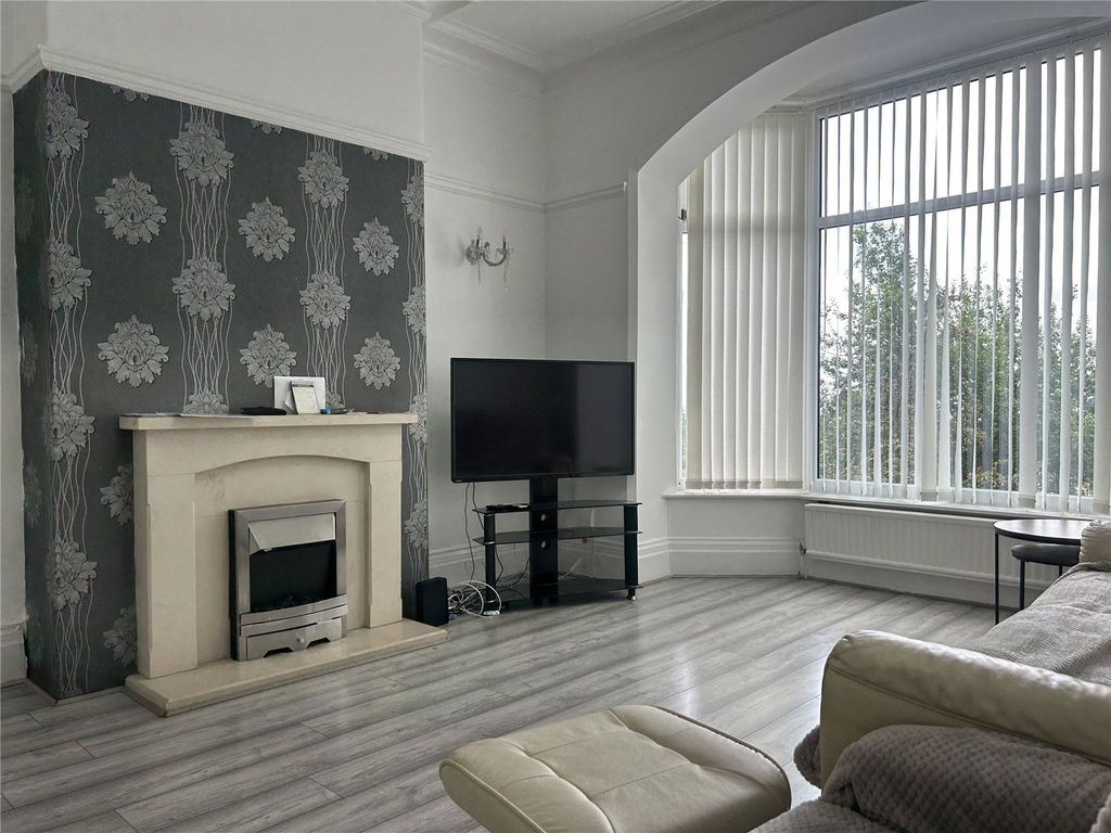 Property photo 3 of 17 Lounge