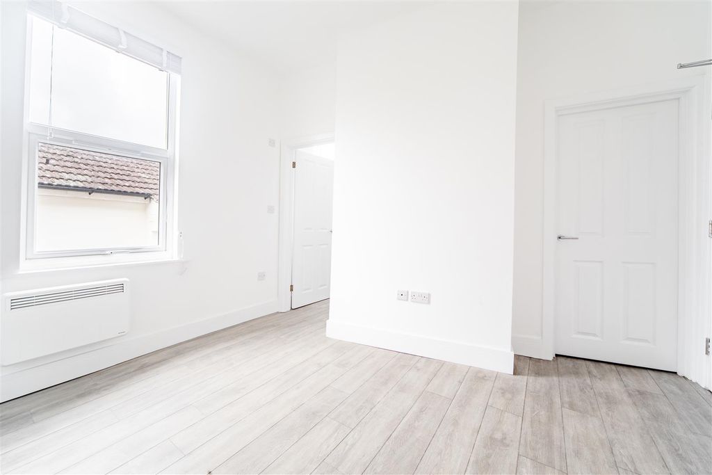 Property photo 3 of 8 Studio