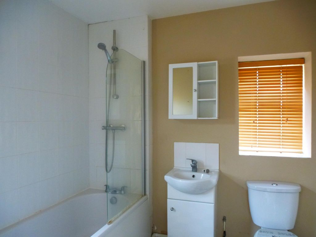 Property photo 3 of 9 Bathroom