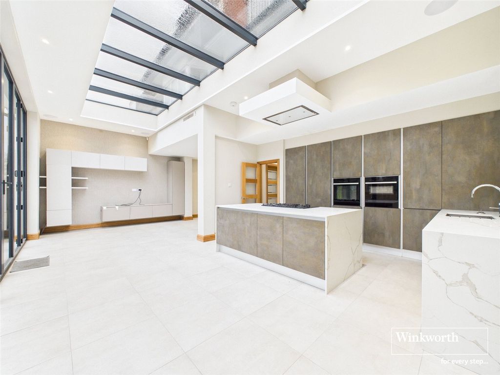 Property photo 2 of 27 Picture No. 24