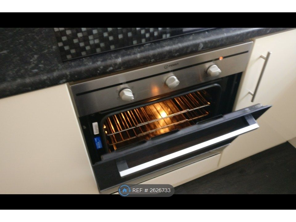Property photo 2 of 13 Oven