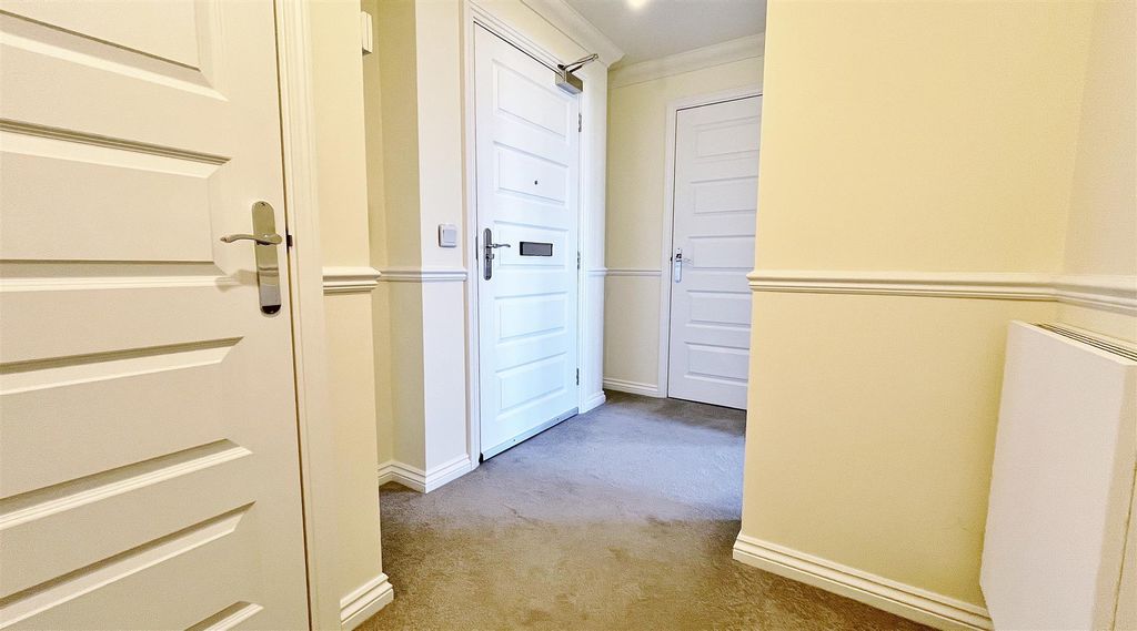Property photo 2 of 11 Hallway