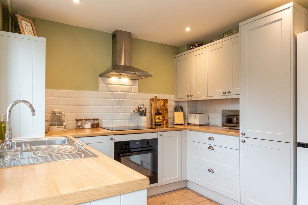 Property photo 3 of 21 Silver Fir Square-19