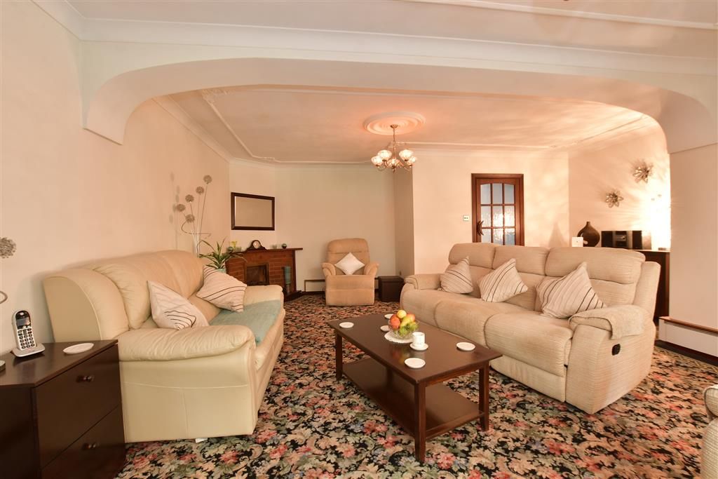 Property photo 3 of 15 Lounge