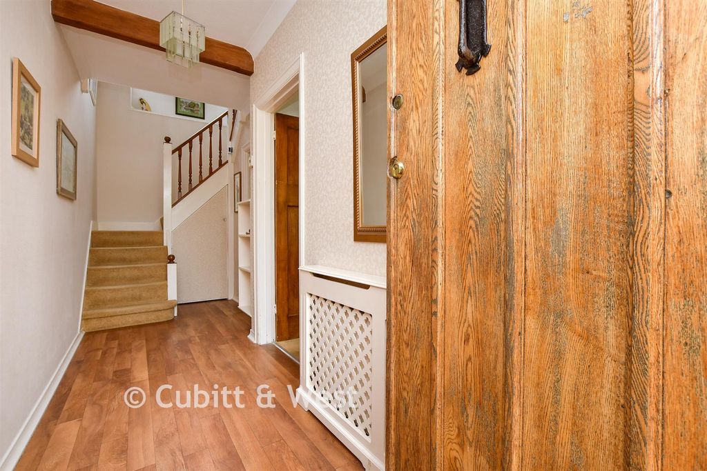 Property photo 2 of 23 Entrance Hall