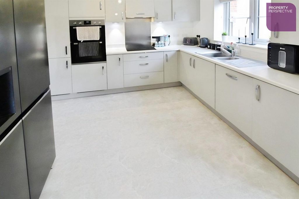 Property photo 3 of 14 Dining Kitchen