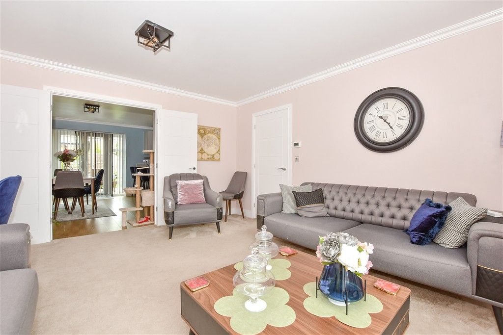 Property photo 3 of 13 Lounge
