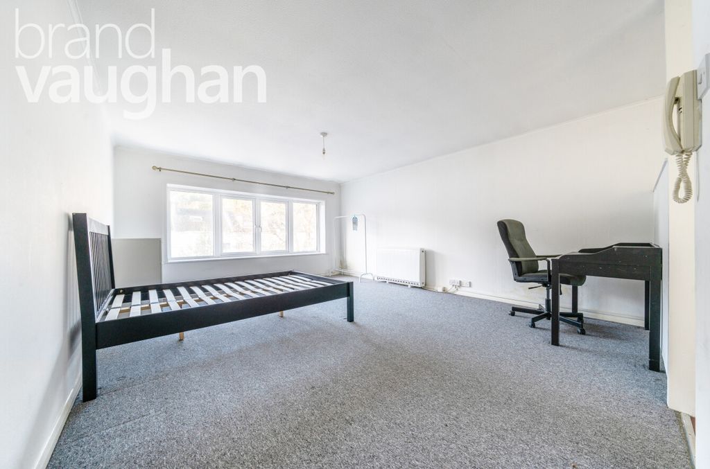Property photo 3 of 8 Studio