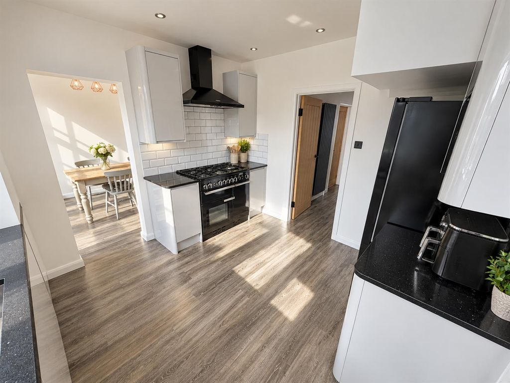 Property photo 2 of 18 D4922E6C-5F02-477F-88B3-912F3Ff69F93.Png