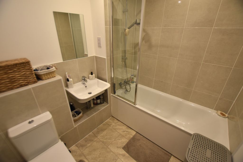 Property photo 3 of 11 Flat 5 Bessimer Lodge Bathroom 2