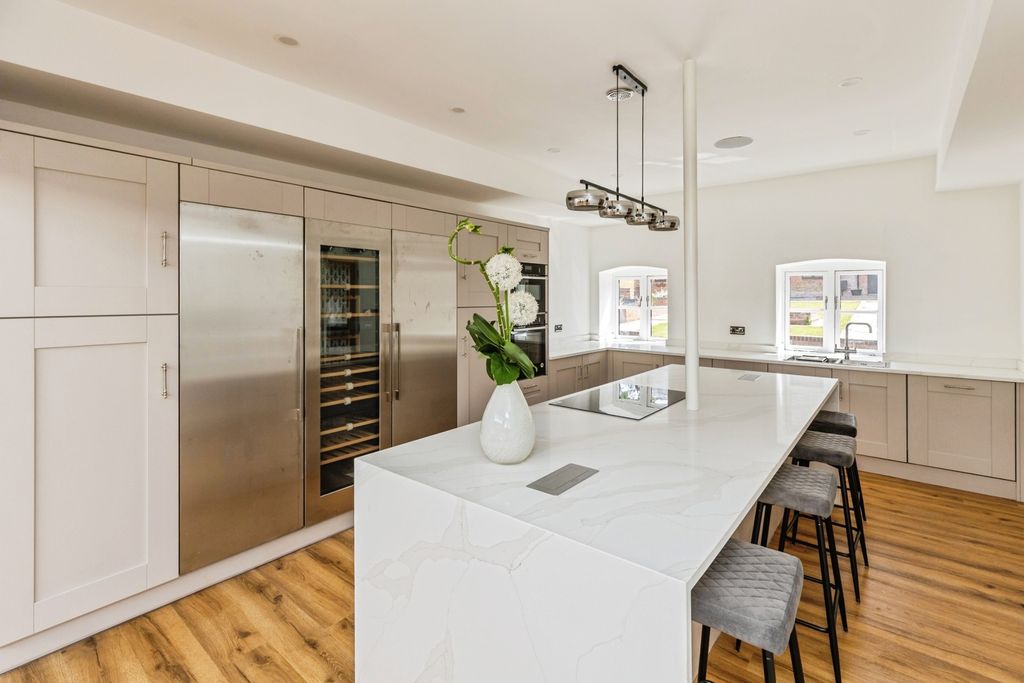Property photo 2 of 22 Pbox-Img.Jpg